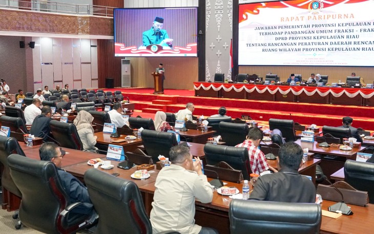 Sekdaprov Kepri Sampaikan Jawaban Pemerintah Terhadap Ranperda RTRW pada Paripurna DPRD