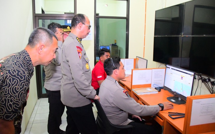 Tim Asistensi dari Polda Jawa Tengah melakukan supervisi mendalam terhadap layanan Call Center Polisi 110 di Polres Karanganyar, Rabu (18/6/2025)
