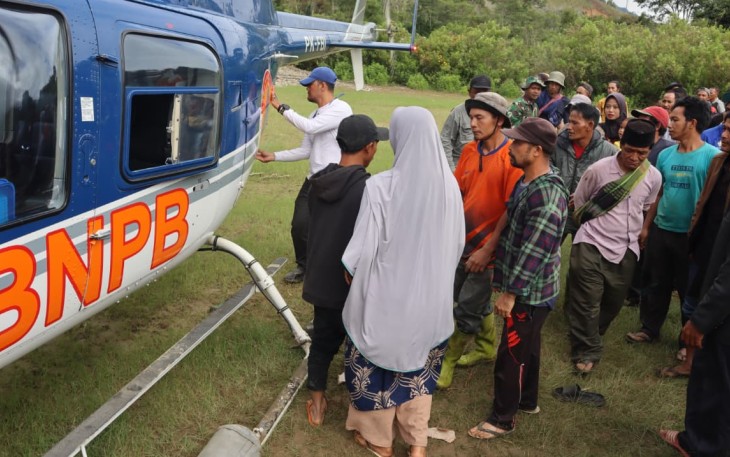 Helikopter BNPB menerbangkan bantuan logistik yang akan didistribusikan kepada warga terdampak banjir dan tanah longsor di Provinsi Aceh