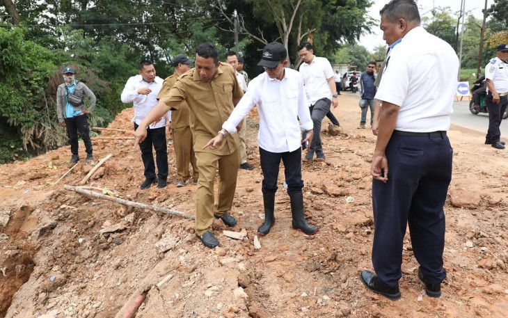 Wali Kota Batam, Amsakar Achmad, meninjau langsung pengerjaan box culvert dan peningkatan jalan di Simpang Helm, Jalan Raja Isa, Batamcenter, Senin (13/10/2025)