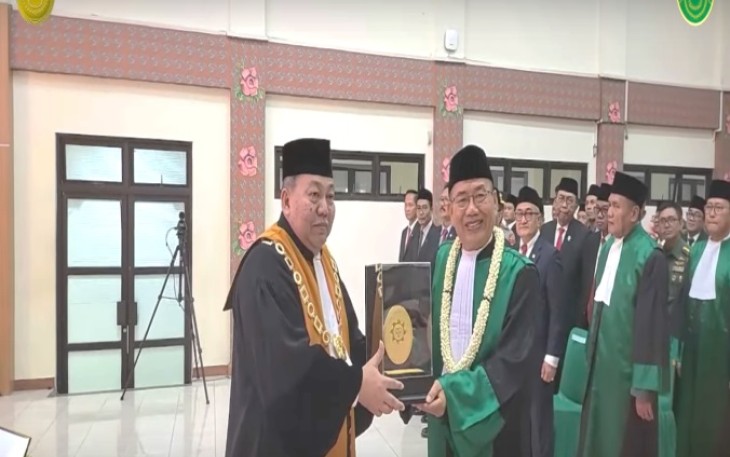 Wakil Ketua Mahkamah Agung (MA) Bidang Non Yudisial, Suharto, S.H., M.Hum., melepas Arfan Muhammad dengan tulus dan hangat pada Acara Wisuda Purnabakti yang digelar di Pengadilan Tinggi Agama Bengkulu
