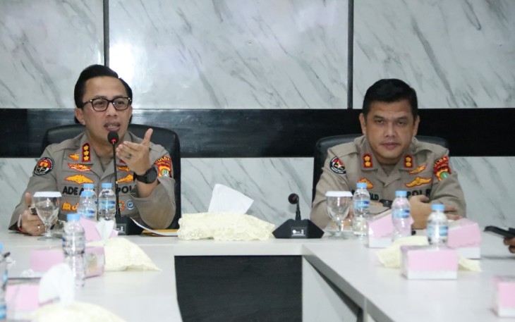 Kabidhumas Polda Metro Jaya Kombes Pol H. Ade Ary Syam Indradi, didampingi Kasubbid Penmas AKBP Reonald T.S Simanjuntak
