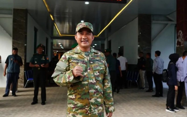 Wakil Wali Kota Depok, Chandra Rahmansyah mengenakan seragam komponen cadangan (Komcad), siap mengikuti seluruh agenda retret, Kamis (27/02/25).