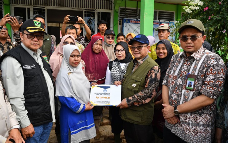  Menteri Pendidikan Dasar dan Menengah (Mendikdasmen), Abdul Mu’ti, menyerahkan sejumlah bantuan awal di SMA Negeri 1 Batang Anai, Padang Pariaman, Sumatra Barat, yaitu school kit untuk 100 siswa, family kit dan bantuan dana total Rp20 juta untuk 10 guru (masing-masing Rp2 juta), bantuan pemulihan sekolah sebesar Rp25 juta
