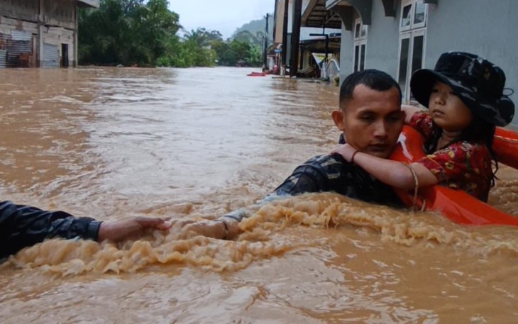 TNI AL Evakuasi Masyarakat Terdampak Bencana Banjir di Tapanuli Tengah 