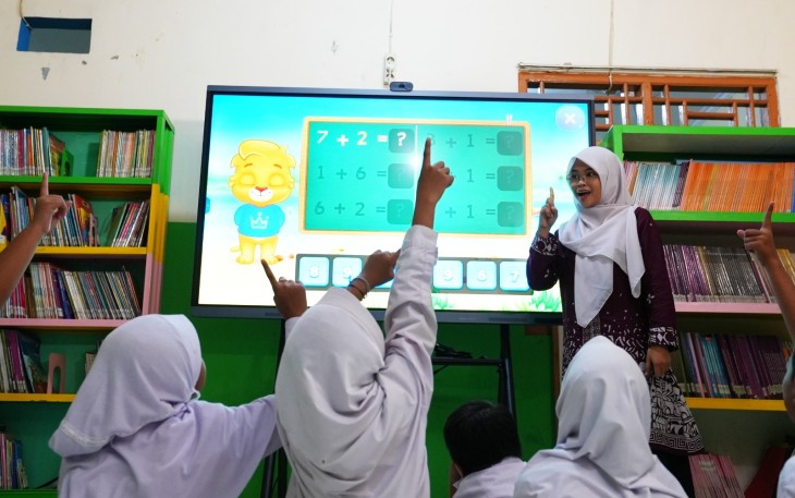 Program digitalisasi pembelajaran melalui penggunaan perangkat TV interaktif (Interactive Flat Panel/IFP) mulai dirasakan manfaatnya oleh guru, murid, hingga orang tua