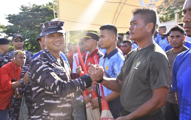 Satgas Trisila-25 TNI AL menggelar kegiatan karya bakti di kawasan Pantai eks lokasi Sail Indonesia, Kabupaten Morotai, Rabu (18/6)