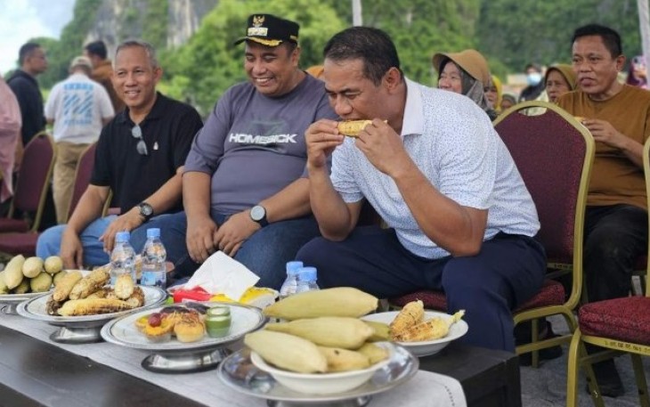Mentan Andi Amran Sulaiman saat Nikmati Jagung Bakar Bersama Masyarakat di Maros