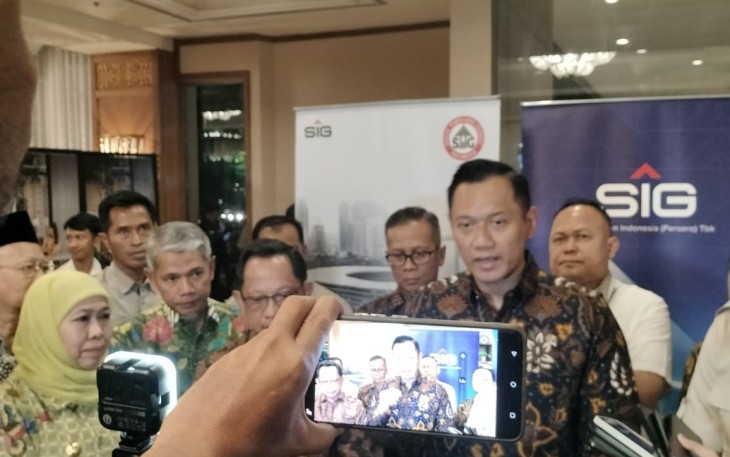 Menteri Koordinator Bidang Infrastruktur dan Pembangunan Kewilayahan RI, Agus Harimurti Yudhoyono (AHY), saat membuka Sosialisasi Kredit Program Perumahan (KPP) di Hotel Shangri-La, Surabaya, Kamis malam (16/10/2025)