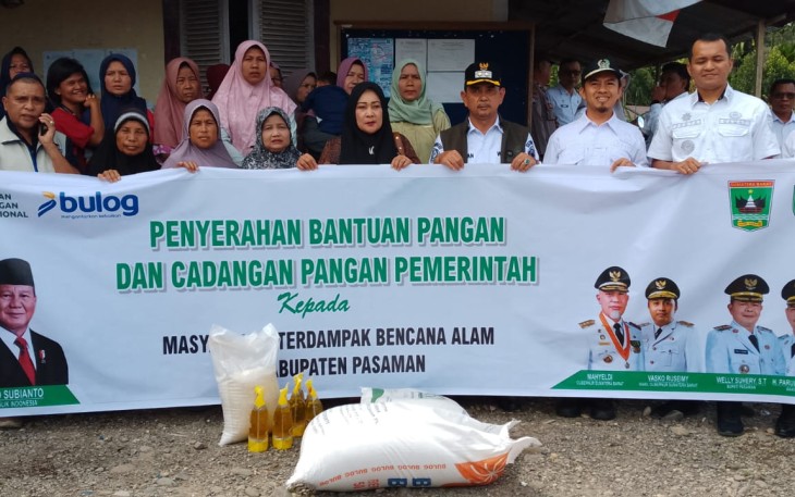 Pemkab Pasaman Salurkan Bantuan Pangan pada Warga Terdampak Banjir 