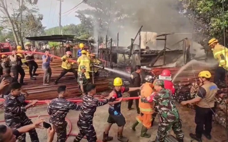 Aksi Heroik Prajurit TNI AL Bantu Padamkan Kebakaran Kios Warga di Balikpapan