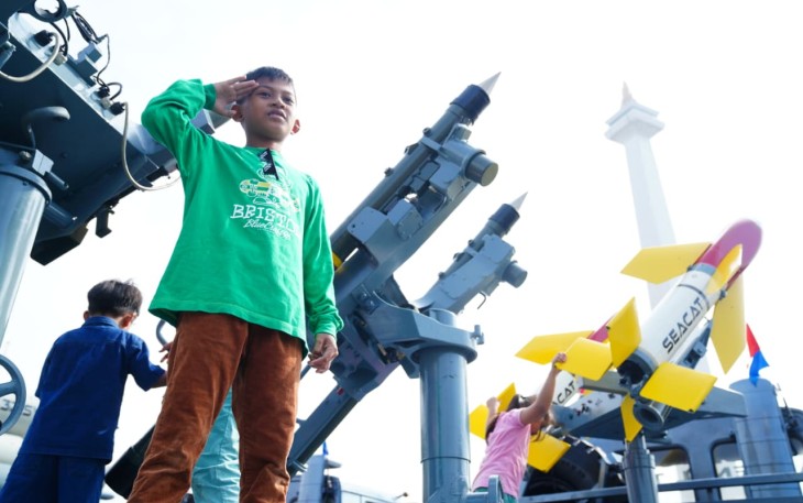 Anak-Anak Antusias Naik Panser TNI