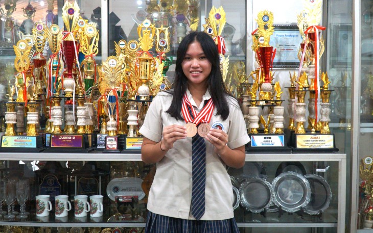 Anaya Alexandra Tandayu, siswi kelas XI SMA Kristen Satya Wacana Salatiga asal Salatiga meraih Juara 3 Tunggal Putri dan Juara 3 Ganda Putri pada kelompok umur 18 tahun dalam ajang YESS Tennis Junior Tournament 2025. 