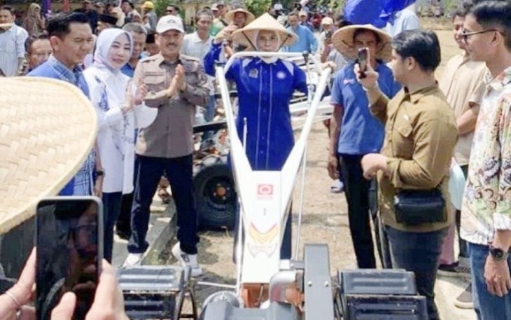 Anggota DPR RI dari Dapil Banten III, Okta Kumala Dewi saat Serahkan Lima Unit Traktor di Kabupaten Tangerang