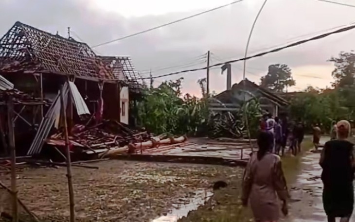 Sejumlah rumah rusak berat akibat puting beliung