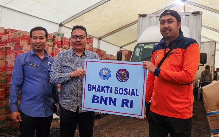 BNN Salurkan 2.000 Paket Sembako untuk Korban Banjir Bandang