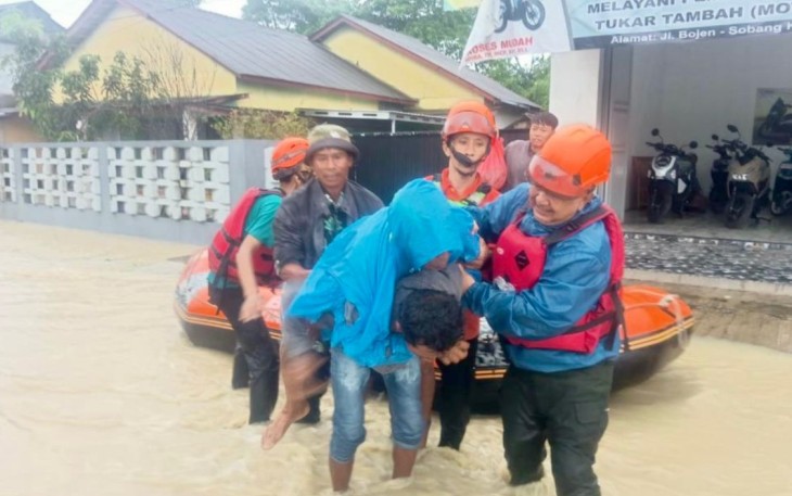 Petugas BPBD Kabupaten Pandeglang saat mengevakuasi salah seorang warga yang terdampak banjir