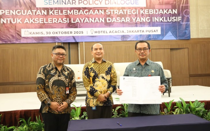  Kepala BSKDN Yusharto Huntoyungo saat membuka kegiatan  Seminar Policy Dialogue yang mengusung tema "Penguatan Kelembagaan Strategi Kebijakan untuk Akselerasi Layanan Dasar yang Inklusif" di Hotel Acacia Jakarta pada Kamis, 30 Oktober 2025.