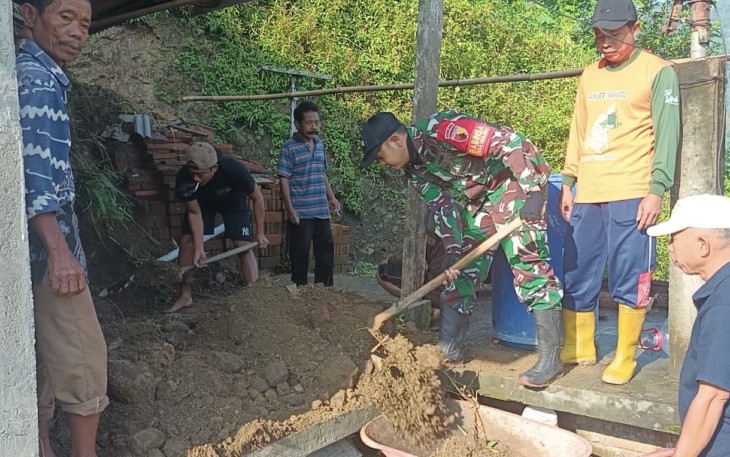 Personel Posramil 0806/Suruh dan Polsek Suruh turun langsung membantu warga membersihkan material longsor yang menimpa rumah Bapak Bibit di RT 07 RW 02, Dusun Tawang, Desa Nglebo, Rabu (29/1/2025)