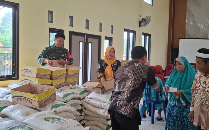 Babinsa Desa Bolo saat Pantau Penyaluran Bantuan Pangan dan Minyak Goreng kepada Warga