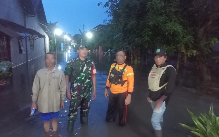 Babinsa Desa Tiron saat Monitoring Bencana Banjir di Wilayah Binaan