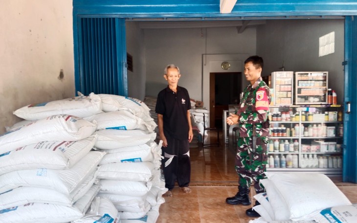 Babinsa Kodim Ponorogo saat Cek Ketersediaan Pupuk Bersubsidi