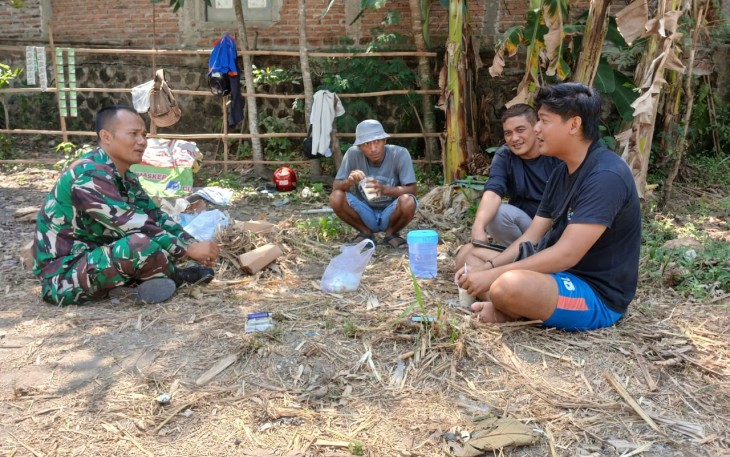 Koramil 01/Ngawi Kodim 0805/Ngawi Serda Basori, menjalin keakraban serta kebersamaan yang baik dengan warga binaan yang ada di Lingkungan Mulyorejo, Kelurahan Karangtengah, Kecamatan Ngawi, Kabupaten Ngawi, Selasa (28/01/2025)