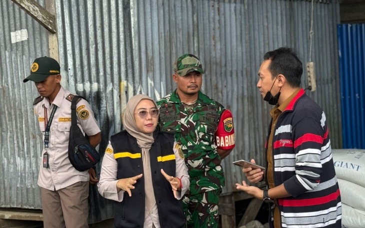 Babinsa Koramil Timika Dampingi Tim Gabungan Lakukan Peninjauan Kandang Ayam