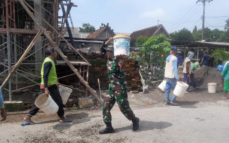 Babinsa Sambirejo saat Gotong Royong Bangun TPA