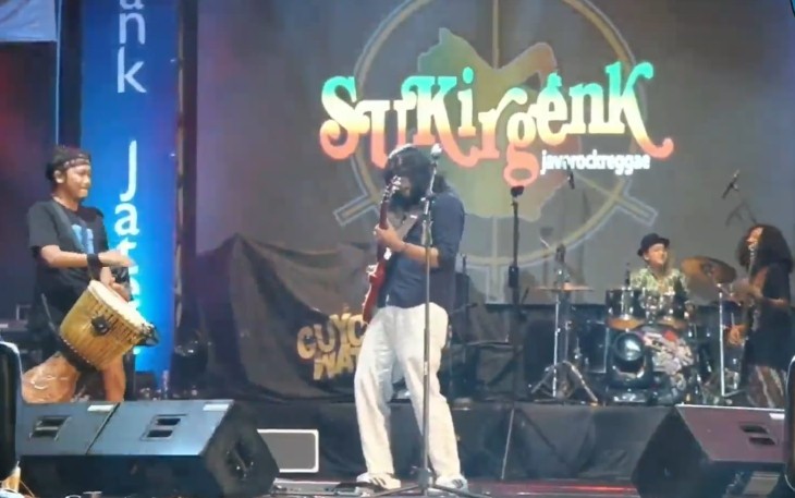 Band rock reggae, Sukirgenk, saat tampil dalam konser perayaan Hari Harkopnas ke-78 dan Launching Kopdes Merah Putih Kabupaten Karanganyar, di Alun-alun Karanganyar, Sabtu (26/7/2025) malam.