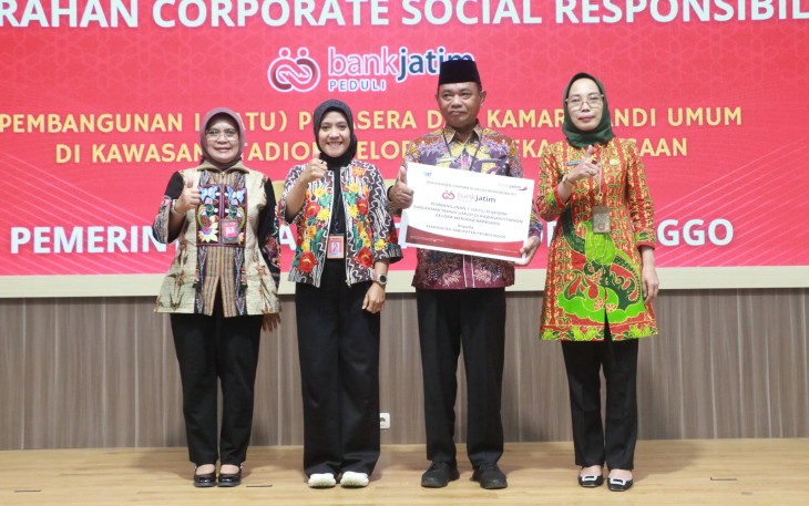 Bank Jatim secara resmi telah menyerahkan CSR ke dua Pemerintah Kabupaten (Pemkab) sekaligus pada hari Kamis (19/6). 