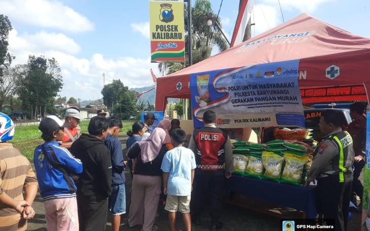Penjualan beras murah yang digelar Polresta Banyuwangi Polda Jawa Timur (Jatim) bersama Polsek jajaran dan Bulog Banyuwangi.