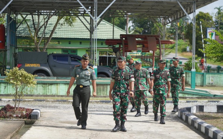 Komandan Korem (Danrem) 121/Abw Brigjen TNI Purnomosidi, S.I.P., M.A.P., M.Han., melakukan kunjungan kerja ke satuan Balak Aju jajaran Korem 121/Abw, Sintang, Kalimantan Barat, Kamis (06/03/2025)
