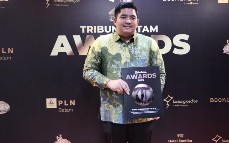 Bupati Bintan Roby Kurniawan Terima Penghargaan Tribun Batam Awards 2025