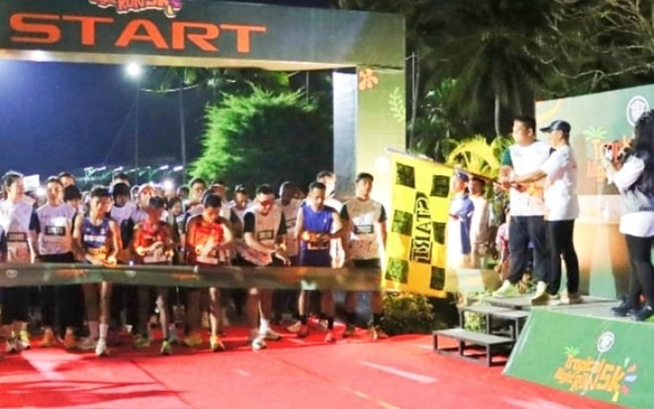 Bupati Bintan Roby Kurniawan melepas peserta Tropical Night Run 5K 2025