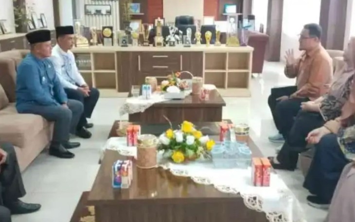 Bupati Pasaman Welly Suhery saat terima kunjungan Kepala Balai POM Wilayah Payakumbuh, Dio Ramondrana.