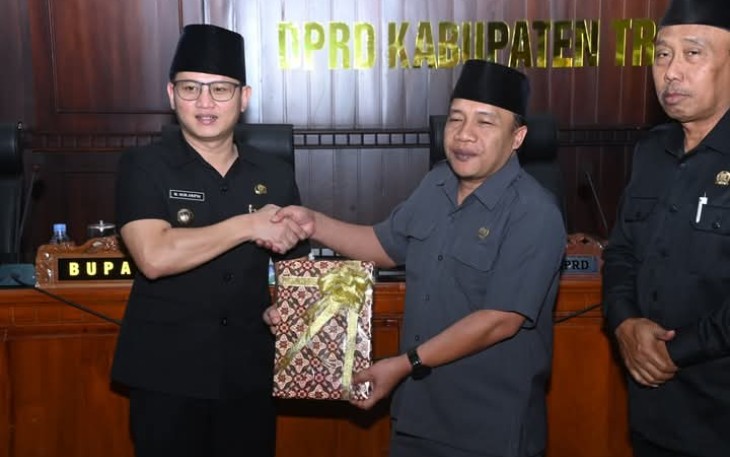 Bupati Trenggalek, Mochamad Nur Arifin, saat menyerahkan nota penjelasan Rancangan Peraturan Daerah tentang RPJMD Kabupaten Trenggalek tahun anggaran 2025-2029 di DPRD Kabupaten Trenggalek.
