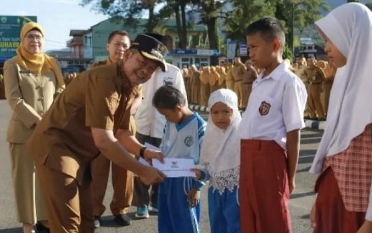 Bupati Welly Suhery menyalurkan Dana BOSP