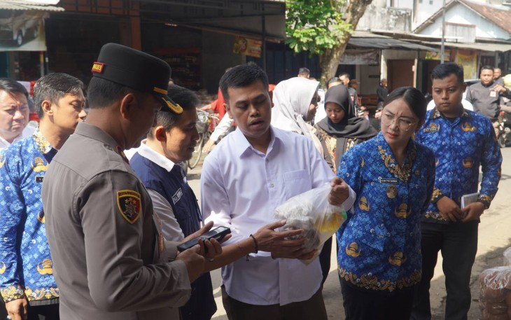 Walikota Blitar Syauqul Muhibbin Saat Mengecek Salah Satu Kebutuhan Pokok di Acara Operasi Pasar (Foto : Pemkot Blitar)