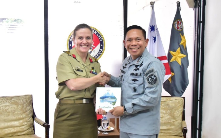 Kepala Bakamla RI Laksdya TNI Dr. Irvansyah, S.H., M.Tr.Opsla., saat menerima kunjungan kehormatan dari Brigadir Jennifer Harris, COMIPE 2025 dari ADF di Kantor Bakamla Rawamangun, Jakarta Timur, Rabu (18/6/2025).