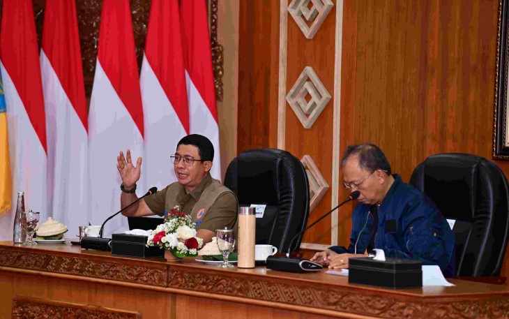 Kepala BNPB Letjen TNI Dr. Suharyanto, S. Sos., M.M. (kemeja dan rompi hijau) saat memberikan arahan pada rapat koordinasi di Gedung Jaya Sabha, Rumah Jabatan Gubernur Bali, pada Rabu (10/9)