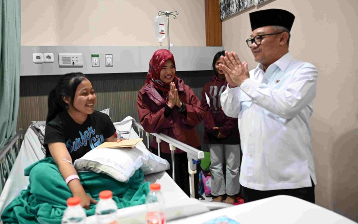 Mendikdasmen Abdul Mu'ti menjenguk murid SMKN 1 Cileungsi di rumah sakit, Kamis (11/9)