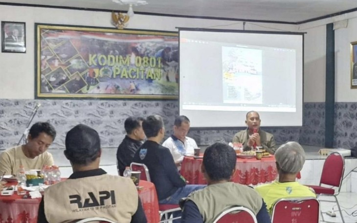 Dandim 0801/Pacitan Letkol Arh Imam Musahirul saat menyampaikan pemaparan dalam rakor PAT 2025 di Makodim, Jum'at (19/9) malam