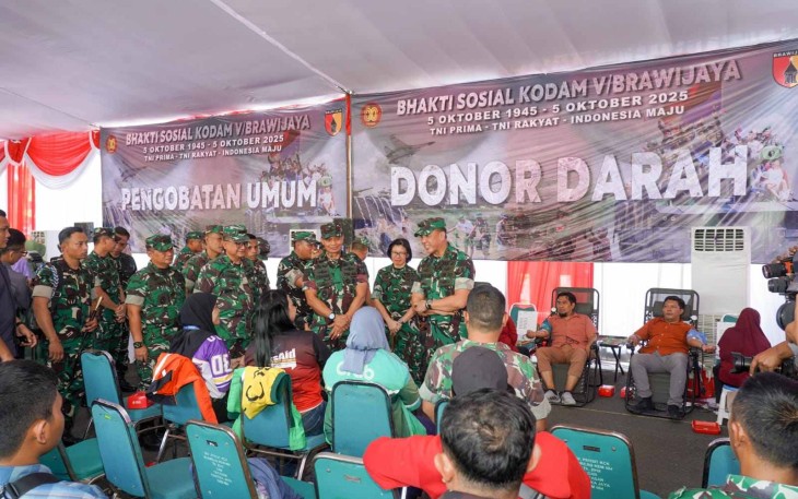 Pangdam V Brawijaya Mayjen TNI Rudy Saladin saat meninjau pelaksanaan baksos kesehatan 