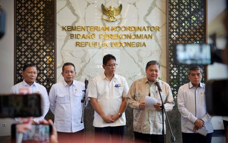 Menkop Ferry Juliantono usai rakortas Kemenko perekonomian di Jakarta, Senin (22/9)