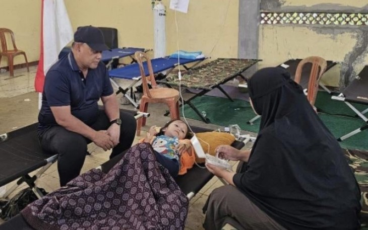 Kepala BGN Dadan Hindayana saat menjenguk korban diduga keracunan makanan program MBG di SPPG Cipongkor, Kabupaten Bandung Barat, Selasa (23/9)