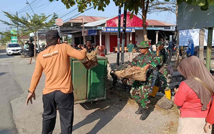 Bakti Teritorial Prima Bersihkan Sampah di Pasar Sindon