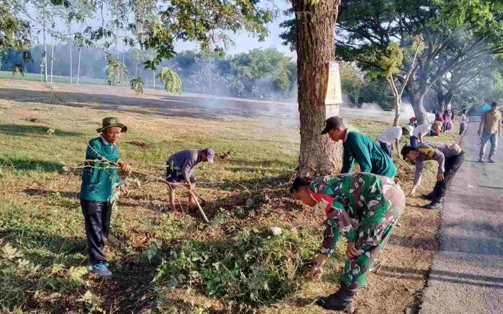 Bersihkan jalan desa bersama warga binaan