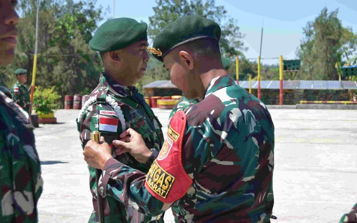 Dansatgas Pamtas RI-RDTL Sektor Barat Letkol Arh Endis Fahrul Rizal menyematkan pangkat prajuritnya, Rabu (1/10)