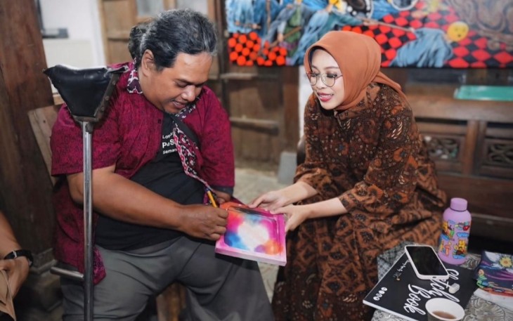 Fatma Saifullah Yusuf bersama penyandang disabilitas di Yogyakarta 